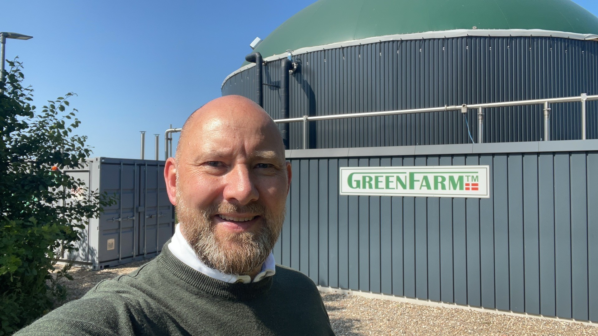Direktør Frank Wennerberg foran et biogasanlæg fra GreenFarm