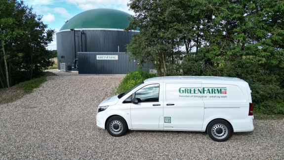 Servicevogn fra GreenFarm foran et anlæg