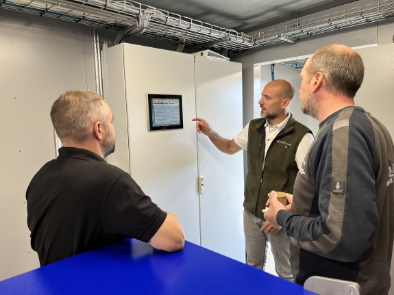 Support forklarer tekniske funktioner på en skærm